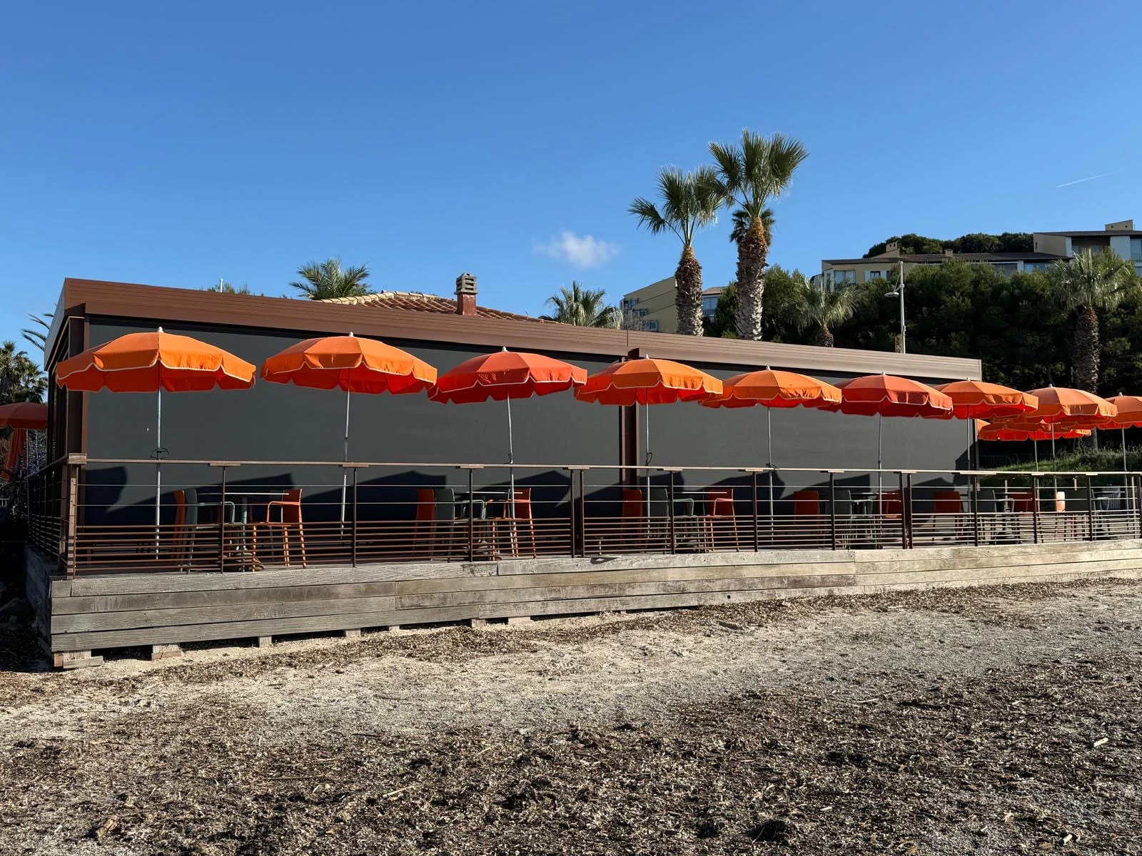 Stores ZIP extérieurs sur terrasse de restaurant