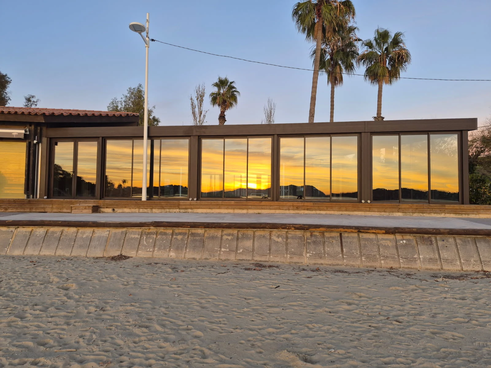 Menuiseries vitrées avec reflets du soleil, L’Anse des Pins