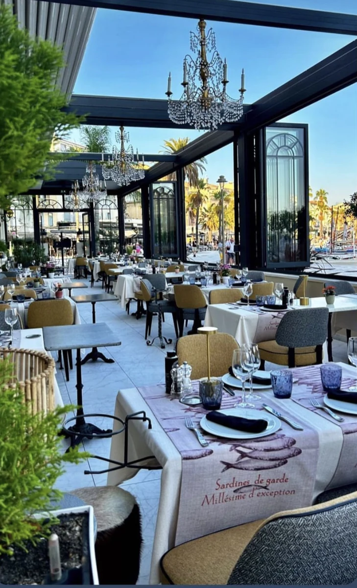 Vue intérieure de la terrasse de l’Hôtel de la Tour à Sanary-sur-Mer
