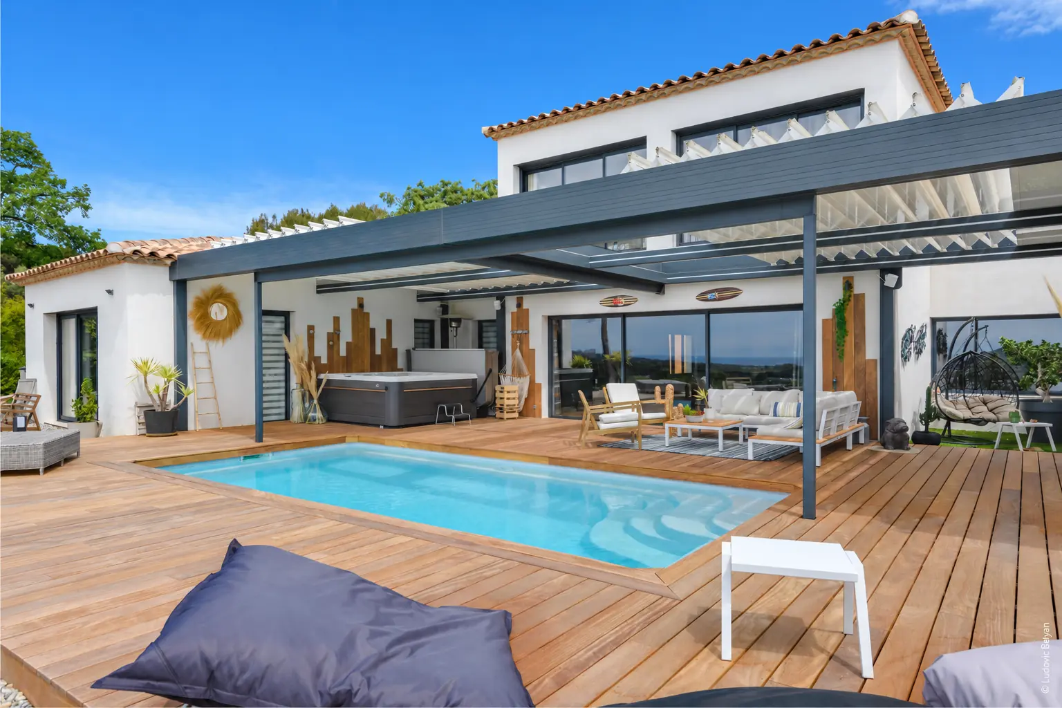 Agrandissement à toiture rétractable autour d’une piscine à La Cadière-d’Azur