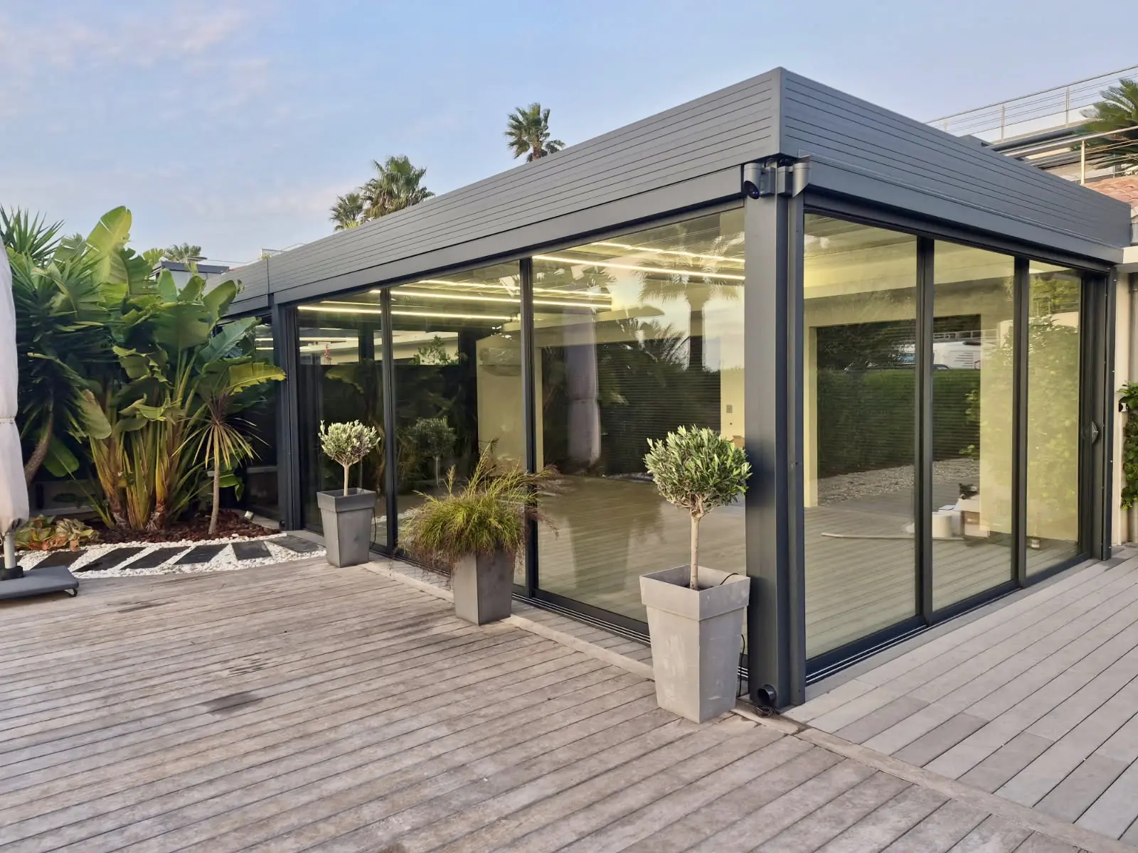 Extension vitrée d’une maison moderne à Sanary-sur-Mer