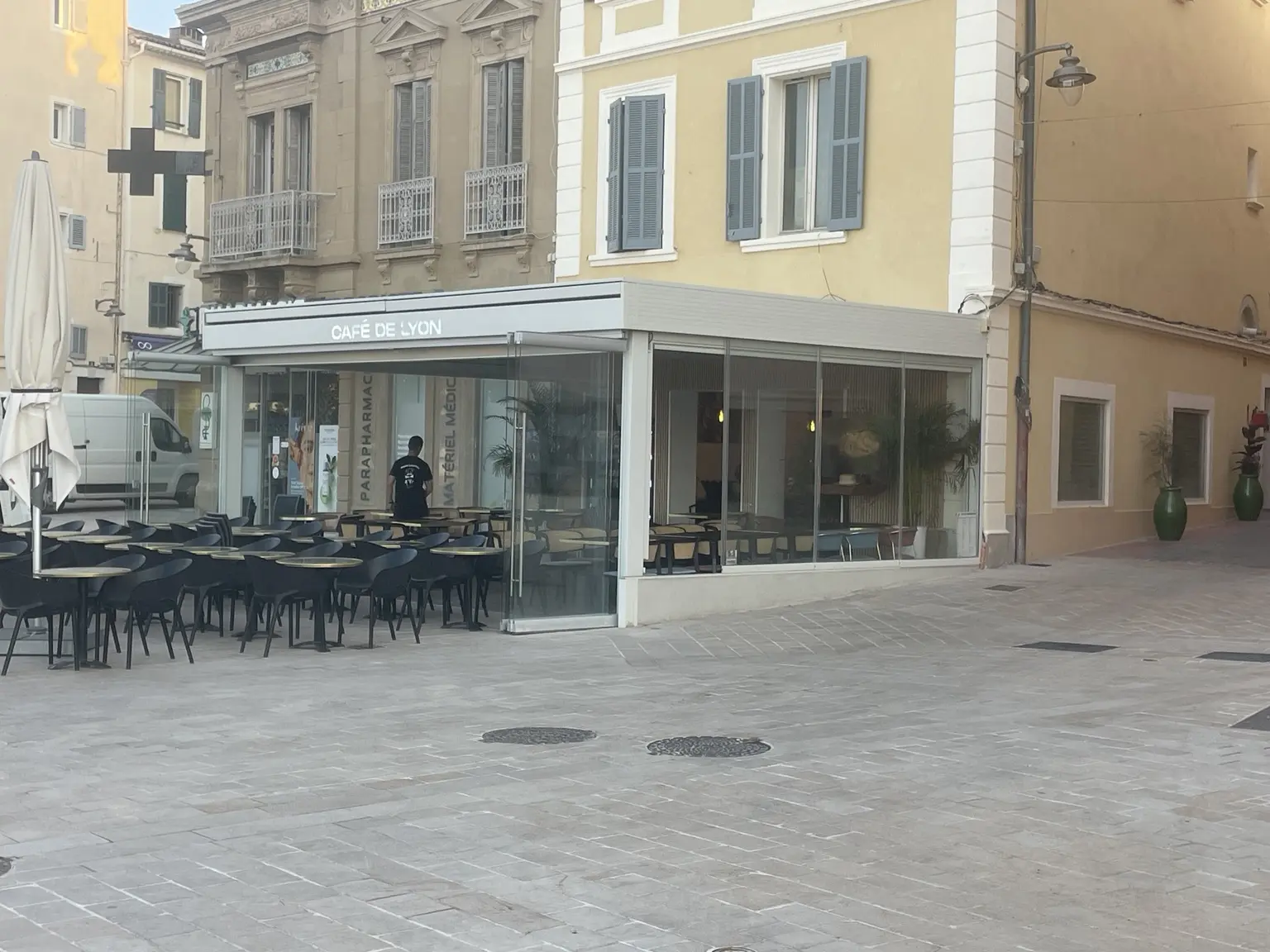 Café de Lyon à Sanary-sur-Mer · Port